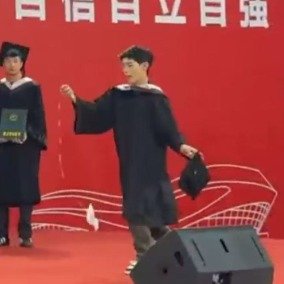 高校毕业典礼上演华山论剑