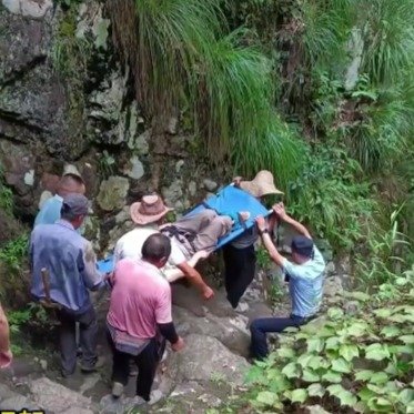 湖南游客受伤安徽警民合力救援