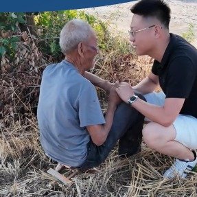 路人帮找到走失姥爷外孙泪奔下跪致谢