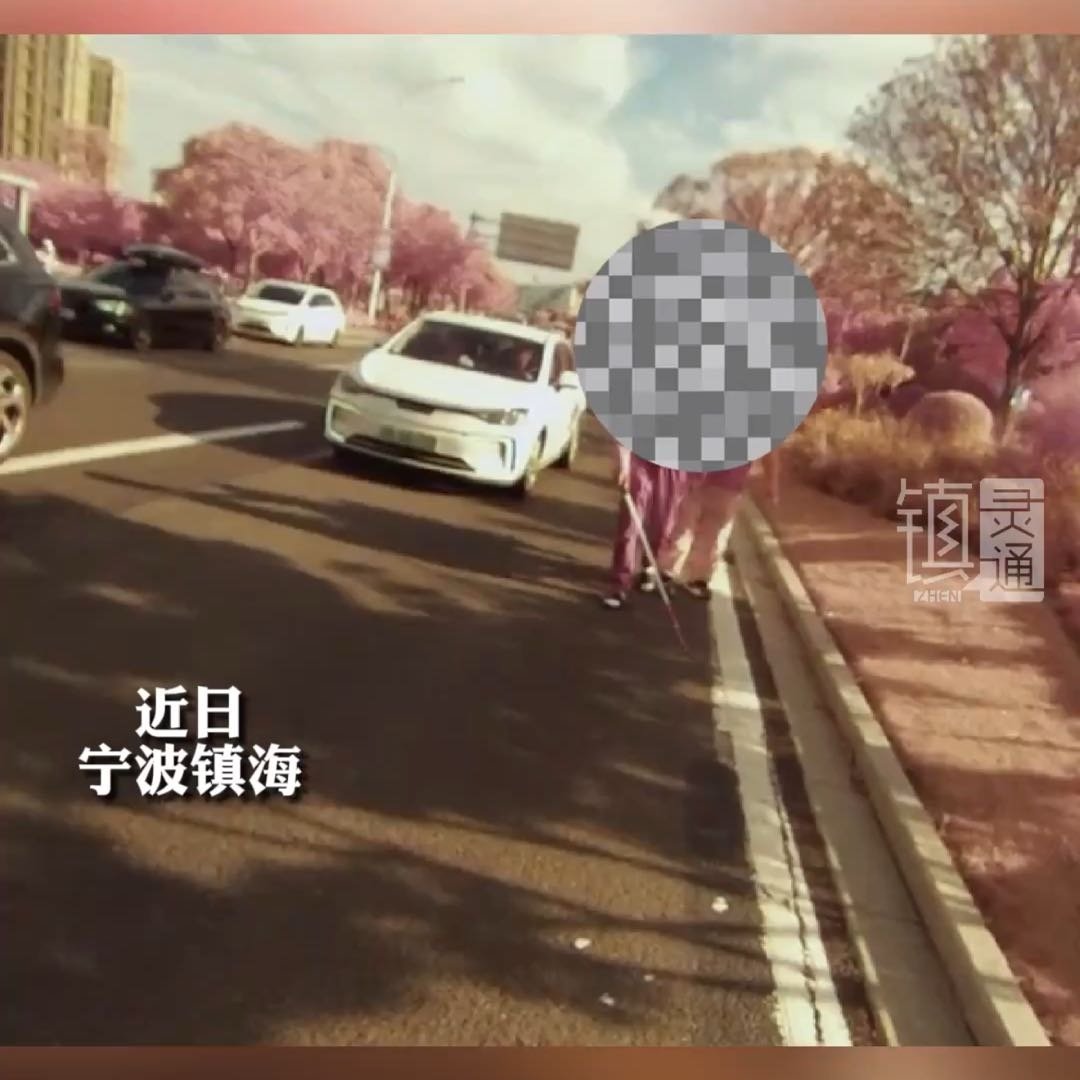 宁波交警暖心护送盲人至目的