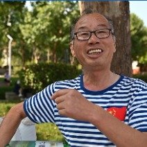 送新爷爷对孙女学校历史倒背如流