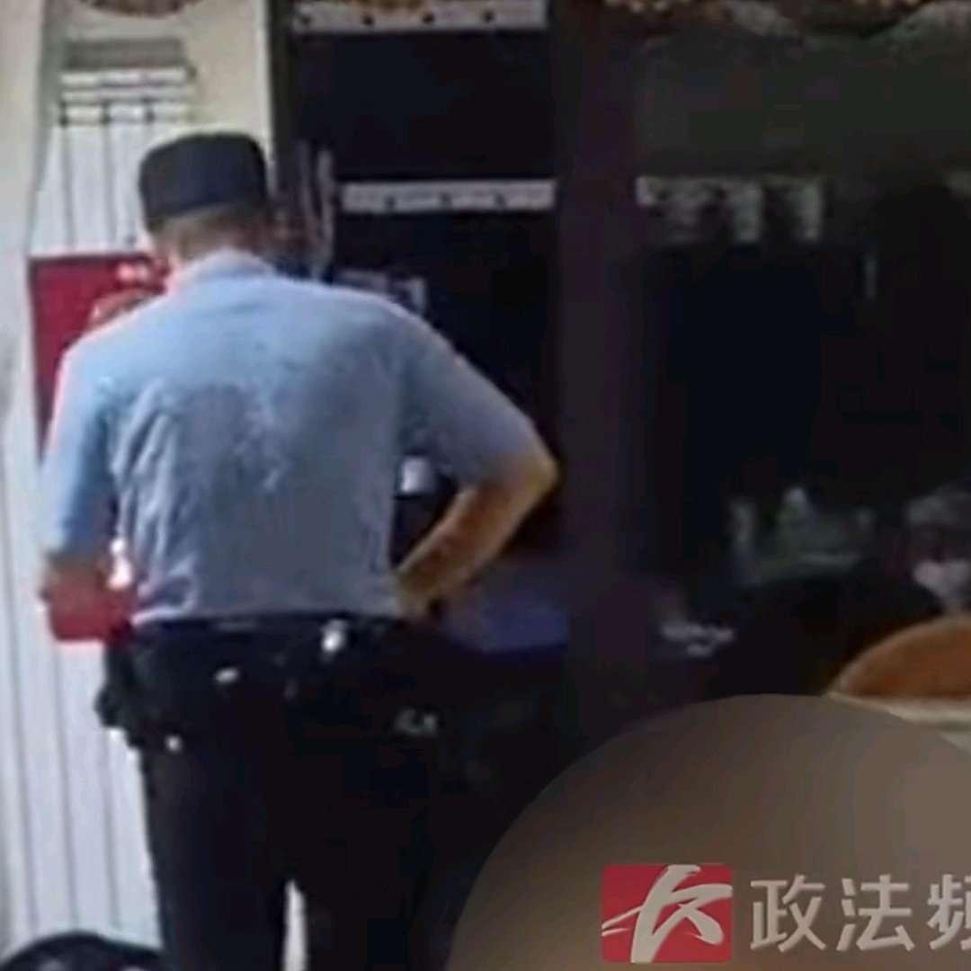 八旬独居老人摔倒在家民警破门急救