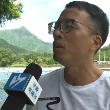 体育老师15年救起20多名溺水者
