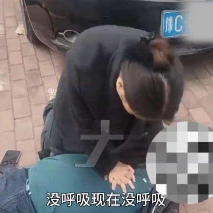 全网寻找跪地女护士