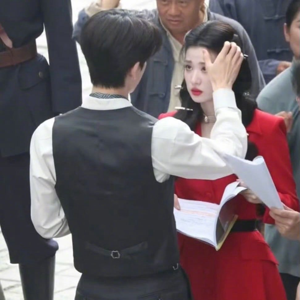 张凌赫王楚然这一秒过火摸头路透