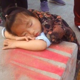 3岁女孩街上呼呼大睡被围观守护