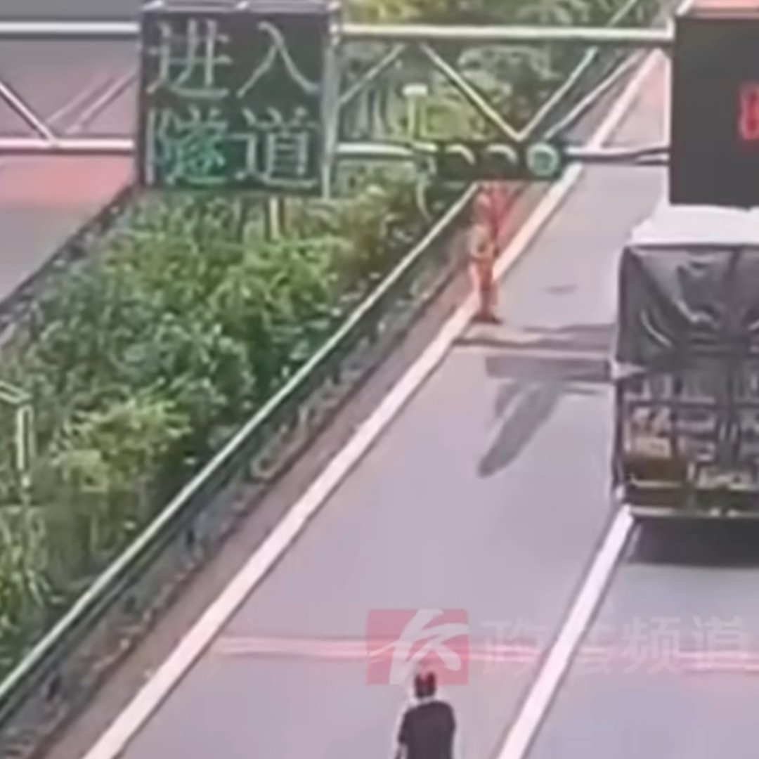 轿车自燃民警冲进浓烟嘶吼救援