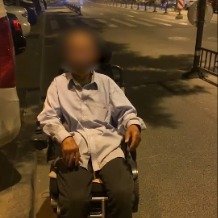 轮椅大爷深夜迷路遇热心小伙报警帮助