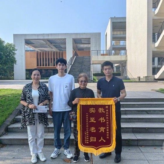 独居老人路边摔倒大学生暖心送医