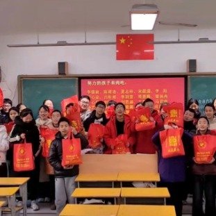学校给学生发2000份肉和鱼当年货