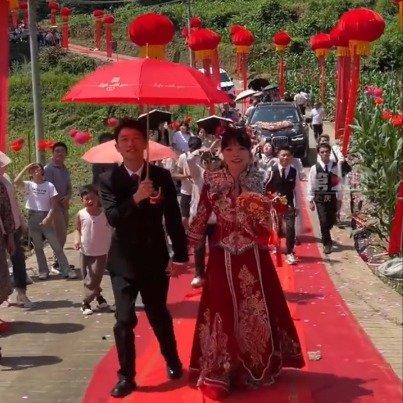 小伙砍竹子吹气球为妻子布置浪漫婚礼