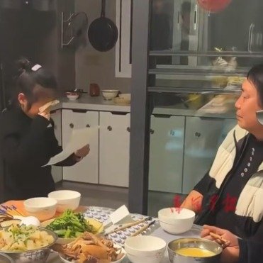 奶奶生日孙女读感谢信落泪