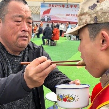 新兵入伍父亲颤抖着双手喂儿子饺子