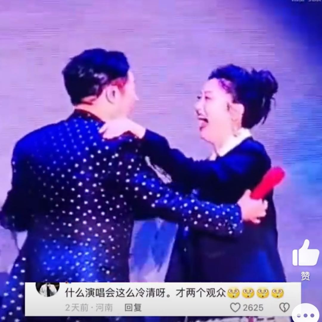凤凰传奇演唱会现场主角变伴舞