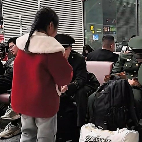 小女孩分享零食兵哥哥翻箱倒柜式回礼