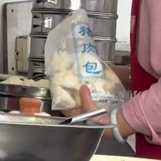 顾客点餐大妈当面拆预制包子加热