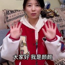 靠卖画为生听障女孩重获听力
