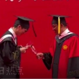 男生毕业典礼拿出香槟老师笑开花
