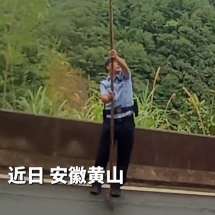 光缆脱落安徽民警托举1小时保畅通