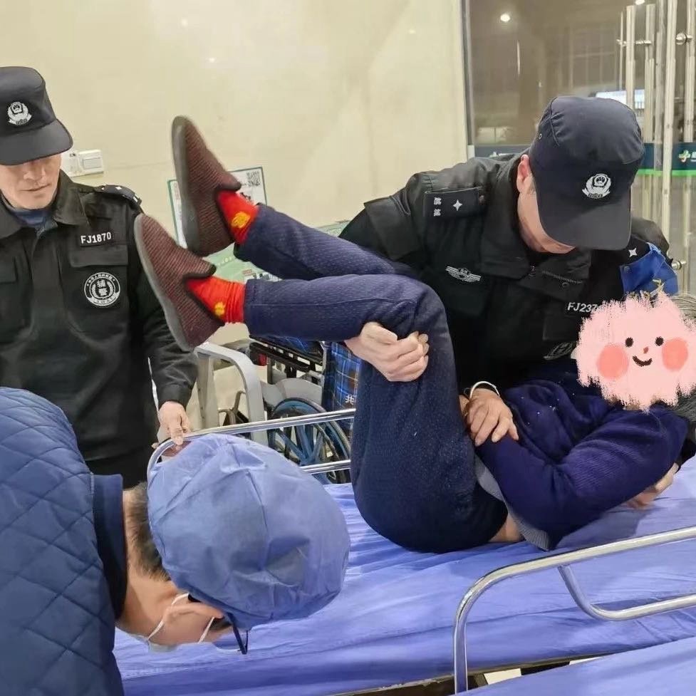 绍兴民警的公主抱安稳又安心